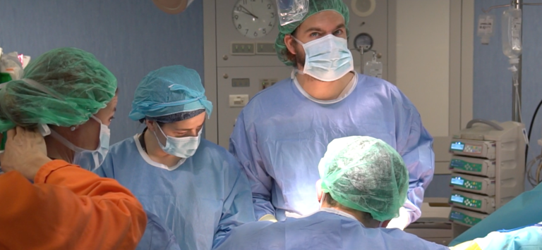 Vista de un momento de la operación de un paciente cántabro en el Hospital Marqués de Valdecilla. / TREVOL