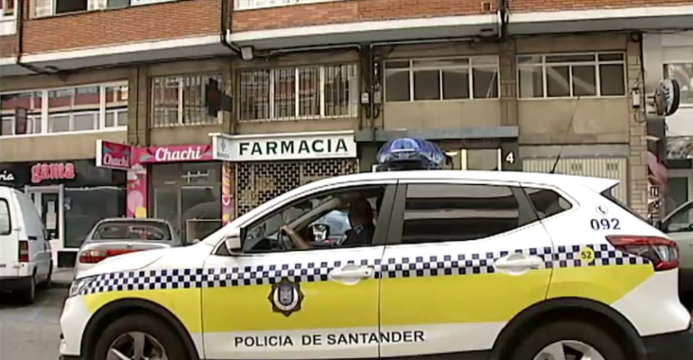 Un coche de la Policía local de Santander durante una ronda por la ciudad. / ALERTA