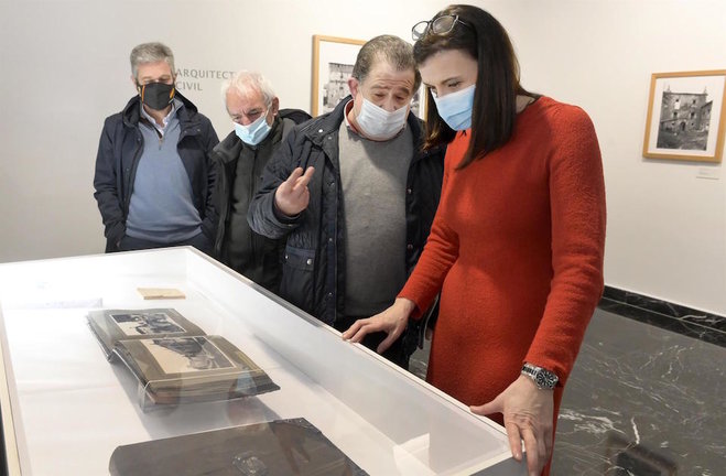 La alcaldesa de Santander visita la exposición 'La montaña artística y monumental' en el CDIS. / E. PRESS