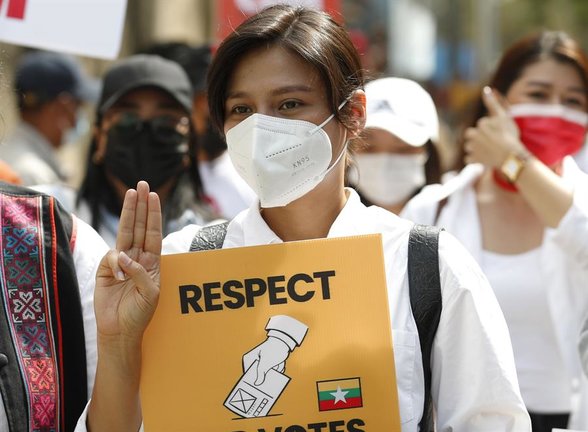 La actriz de Myanmar Paing Phyo Thu hace el saludo con tres dedos, un símbolo de resistencia, mientras se une a los manifestantes que apoyan el Movimiento de Desobediencia Civil (MDC) durante una protesta contra el golpe de Estado en Yangon, Myanmar. EFE/EPA/NYEIN CHAN NAING