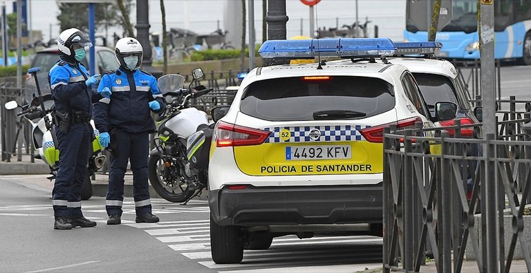 Dos agentes de la policía local de Santander. / ALERTA