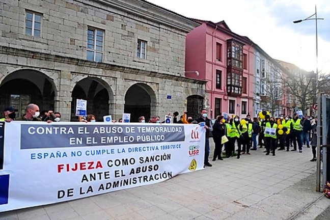 Trabajadores temporales de las administraciones públicas se concentraron ante el Parlamento de Cantabria. / Hardy