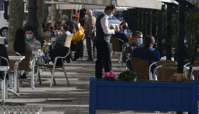 Un camarero atiende a los clientes en una terraza de Paseo Pereda en Santander. / HARDY