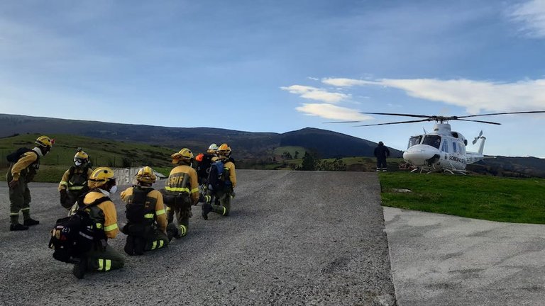 La unidad contra incendio de Cantabria se prepara para sofocar su primer incendio de la tarde. / @AT_Brif