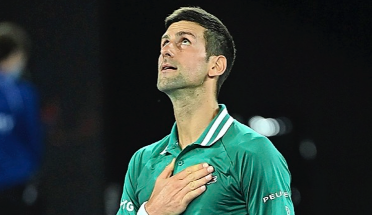 Novak Djokovic mira al cielo tras lograr el triunfo. / EFE