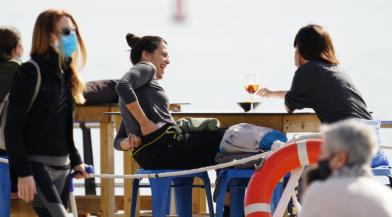 Dos personas disfrutan esta mañana en una terraza del centro de Santander. / HARDY