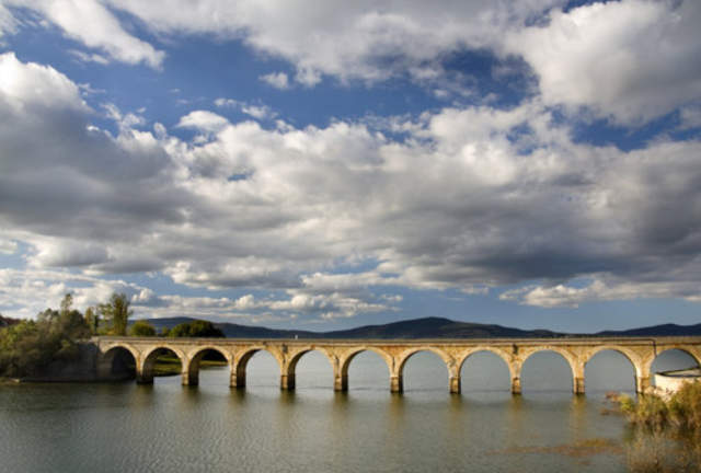 Puente sobre el pantano del Ebro