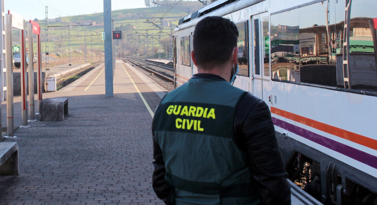 Un agente junto a uno de los trenes afectados por los grafitis. / OPC