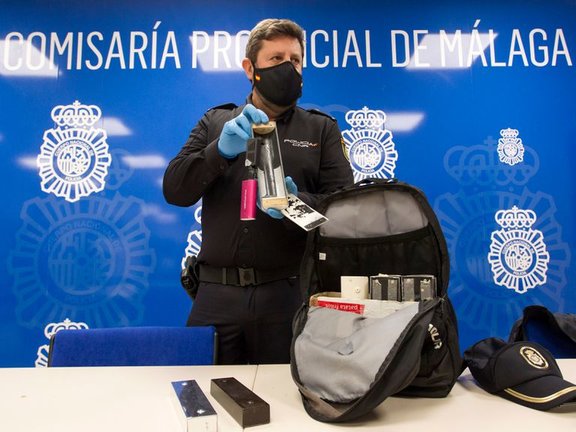 Antonio Arcos, jefe de la Brigada Móvil de la Policía Nacional en Málaga, muestra uno de los dispositivos usados para esconder las cámaras, este viernes.Garcia-Santos