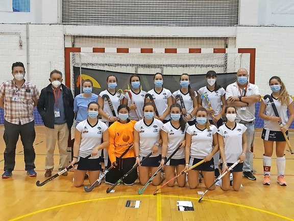 Componentes del Sardinero Hockey Club, ayer en tierras malagueñas. / ALERTA