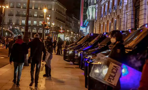 Varios furgones de la Policía Nacional durante una manifestación contra el encarcelamiento del rapero y poeta Pablo Hasel en la Puerta del Sol. - Ricardo Rubio - Europa Press