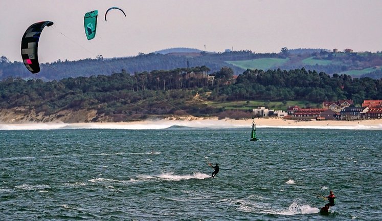 Cantabria está en riesgo de diferentes niveles por fuertes vientos. Muchos deportistas han aprovechado el viento sur que soplaba ayer en Santander para hacer deporte. / HARDY