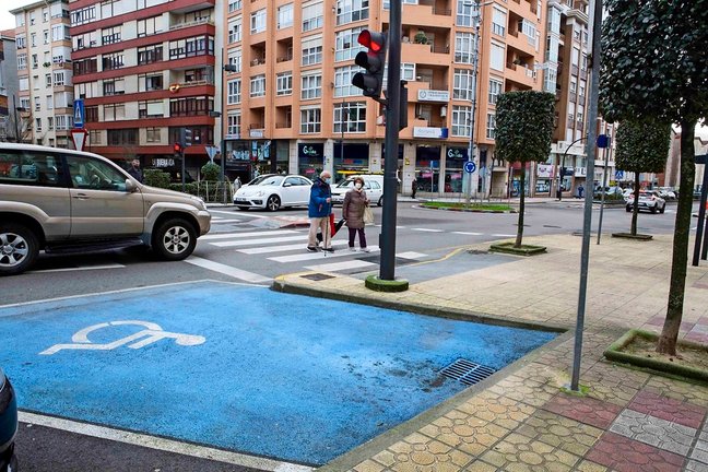 Plaza de aparcamiento para movilidad reducida. / ALERTA