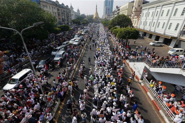 Manifestantes marchan por la calle durante una protesta contra el golpe militar de Myanmar, en Yangon, Myanmar, el 22 de febrero de 2021. Los comercios cerraron y miles de manifestantes antigolpistas salieron a las calles para realizar una huelga general en todo el país bautizada como el "22222" o levantamiento de los "Cinco Dos", en referencia a la fecha, el 22 de febrero de 2021, a pesar de que la junta militar advirtió de que utilizaría la fuerza letal. (Protestas, Golpe de Estado, Birmania, Estados Unidos) EFE/EPA/LYNN BO BO

Traducción realizada con la versión gratuita del traductor www.DeepL.com/Translator