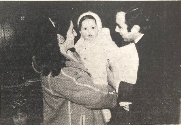 Ciriaco Díaz Porras abrazó a u mujer, en presencia de sus hijos, a su llegada al aeropuerto de Parayas.