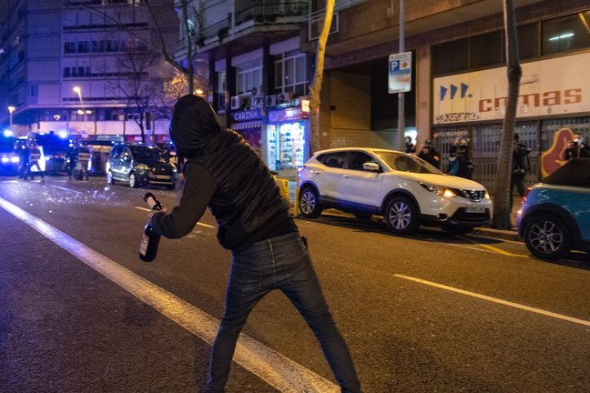 Una persona lanza una botella de cristal en la octava noche consecutiva de protestas en Barcelona, que comenzaron la semana pasada por el encarcelamiento del rapero Pablo Hasel