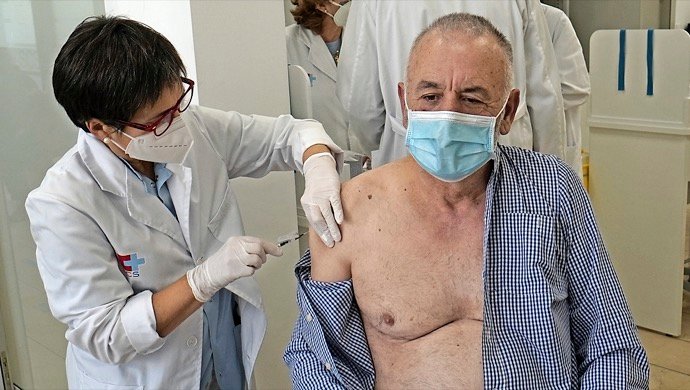 Un cántabro recibe una vacuna contra el coronavirus este martes en el centro de salud de Vargas. / Hardy