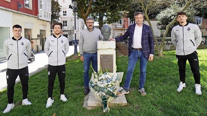 Mantilla, Martín Solar, Víctor Diego, Alfredo Pérez y Diego Ceballos, ayer durante la ofrenda floral. / RRC