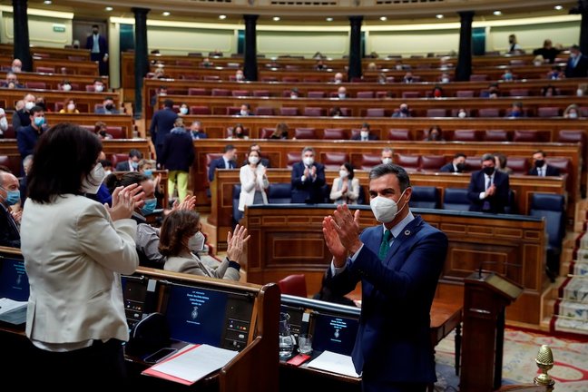 MADRID, 24/02/2021.-El presidente del Gobierno, Pedro S·nchez (c), recibe los aplausos de la bancada socialista tras intervenir durante la sesiÛn de control este miÈrcoles en el Congreso de los Diputados. EFE/Emilio Naranjo
