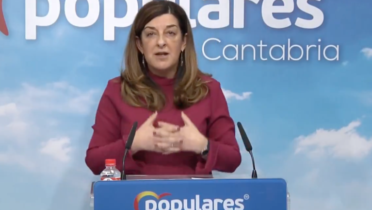 La presidenta del PP de Cantabria, Maria José Sáenz de Buruaga durante la rueda de prensa. / ALERTA