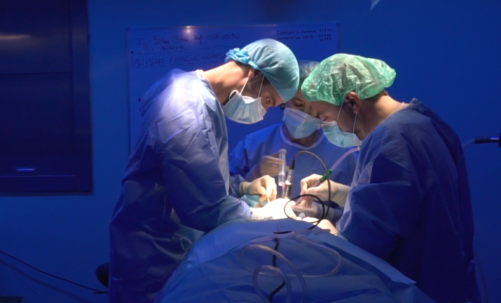 Varios sanitarios durante una operación en el Hospital Marqués de Valdecilla. / TREVOL