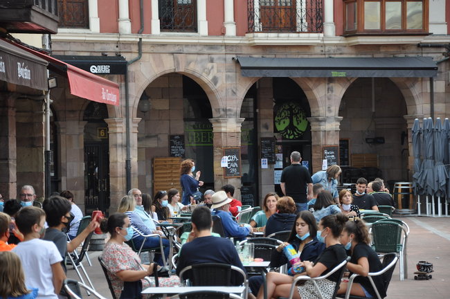 Varias personas en una terraza en al plaza roja del centro de Torrelavega. / S.D.