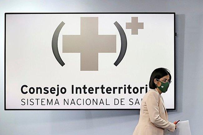 GRAF3610. MADRID, 24/02/2021.- La ministra de Sanidad, Carolina Darias, ofrece una rueda de prensa tras la reunión del Consejo Interterritorial del Sistema Nacional de Salud, esta tarde en Madrid. EFE/Juanjo Martín