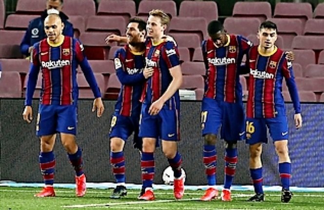 Los jugadores del Barcelona celebran con Messi el segundo gol del argentino. / EFE