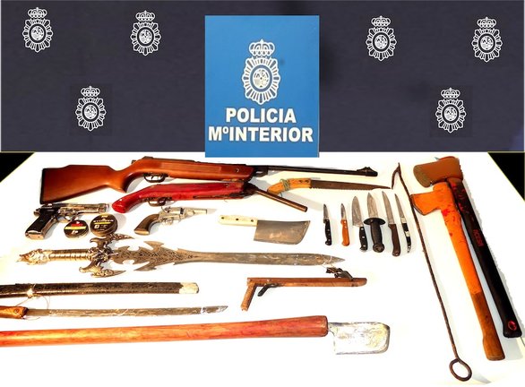 Armas incautadas al detenido de Torrealvega. / P.N.