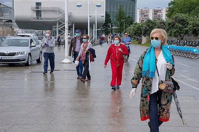 Gente paseando por Santander con mascarilla. / ALERTA
