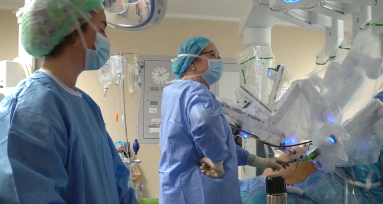 Una médico junto al nuevo robots Da Vinci en el Hospital Marqués de Valdecilla. / TREVOL
