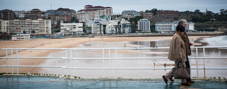 Dos personas caminan junto a la playa del Sardinero en Santander. / HARDY