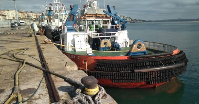 Fotografía de archivo de una remolcadora del Puerto de Santander. / CGT