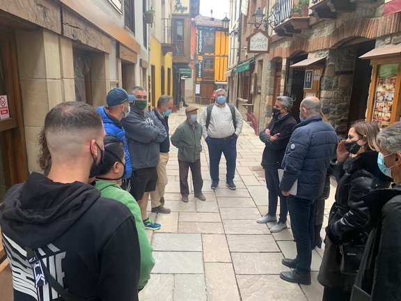 El vicepresidente Pablo Zuloaga durante la visita de hoy a la calle Cántabra de Potes, Liébana. / ALERTA
