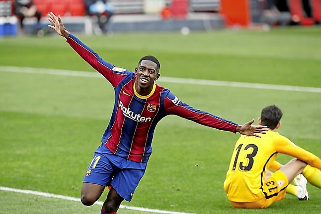 El delantero francés del Barcelona Ousmane Dembélé celebra su gol. / José Manuel Vidal