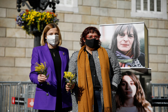 (I-D) La expresidenta del Parlament, Carme Forcadell, y la exconsellera Dolors Bassa, durante un acto electoral sobre feminismo en la plaza Sant Jaume de Barcelona, Catalunya (España) a 3 de febrero de 2021.