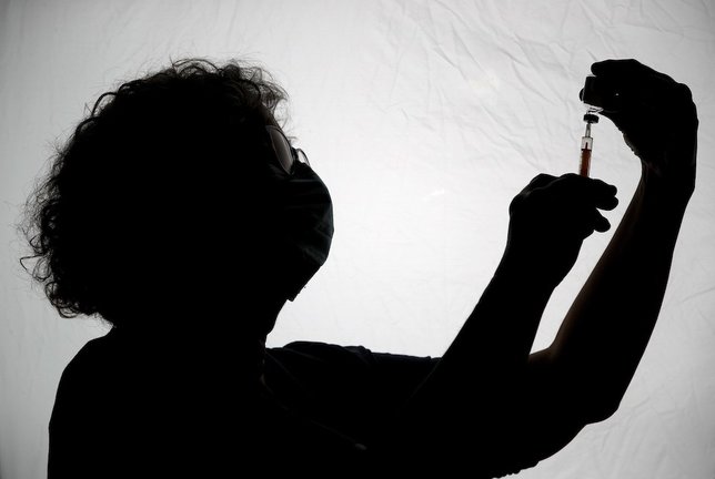 13 January 2021, England, Wenlock: A healthcare worker fills a syringe with a dose of the Oxford/AstraZeneca coronavirus vaccine at the Lady Forester Community nursing home. Photo: Nick Potts/PA Wire/dpa
  (Foto de ARCHIVO)
13/1/2021 ONLY FOR USE IN SPAIN