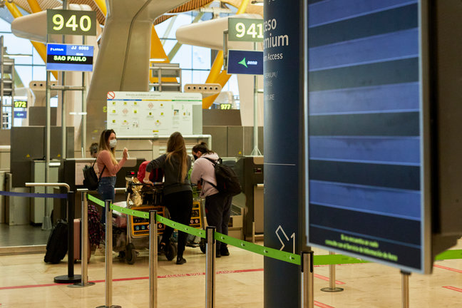 Varias personas facaturan su equipaje en la terminal T4 del Aeropuerto Adolfo Suárez Madrid-Barajas el mismo día en que se restringen los vuelos procedentes de Brasil y Sudáfrica, en Madrid, (España), a 3 de febrero de 2021. Esta restricción, impuesta por