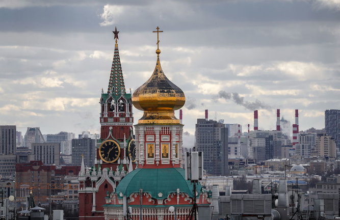 Vista de la torre Spasskaya en el centro de Moscú, Rusia. / EFE/EPA/YURI KOCHETKOV