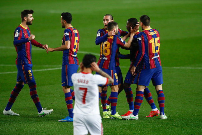 Suso se lamenta mientras los jugadores del FC Barcelona festejan uno de los goles. / E. PRESS