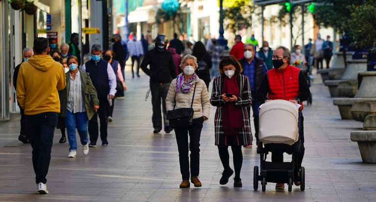 Varias personas con mascarilla pasean por el centro de Santander. / Hardy
