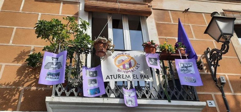 Barrio decorado con reivindicaciones feministas y urbanísticas en València