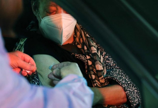 Una mujer se vacuna en el nuevo punto de vacunación en vehículos (AutoVac) instalado en uno de los aparcamientos del Hospital Universitario Central de Asturias (HUCA). Asturias registró ayer, jueves, tres muertes por coronavirus, cuatro menos que el miércoles y la menor cifra desde el pasado 17 de febrero, y 159 nuevos contagios, veinticuatro más, en una jornada en la que la positividad subió del 5,27 al 6,21 por ciento.EFE/ J.L.Cereijido