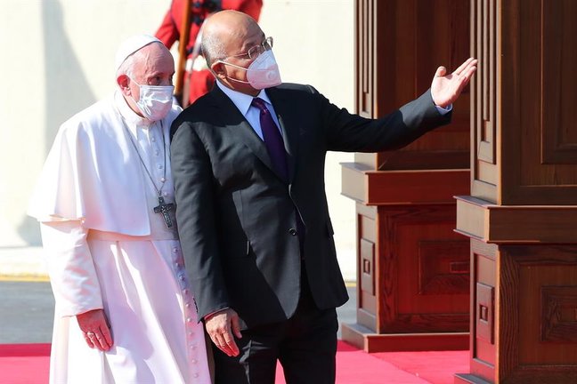 El presidente iraquí Barham Salih (d) recibe al papa Francisco durante la ceremonia oficial de bienvenida celebrada en el Palacio Presidencial de Bagdad, hoy 5 de Marzo de 2021. EFE/EPA/AHMED JALIL