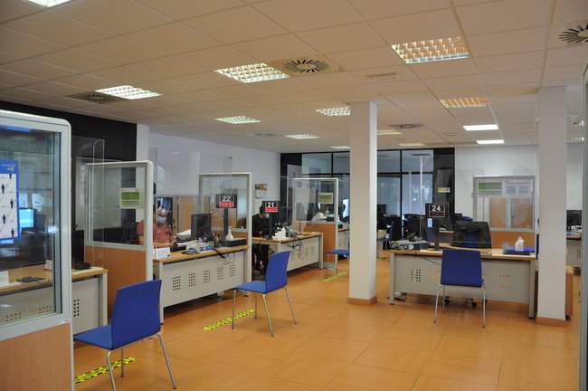 El interior de la oficina de EMCAN en el barrio de Covandoga, Torrelavega. / S.DIAZ