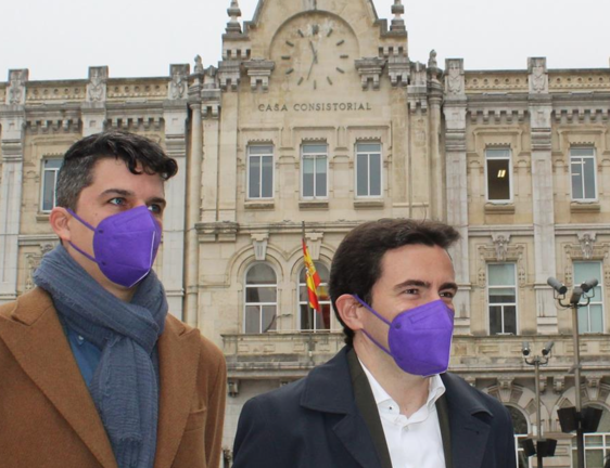 El portavoz del PSOE, Daniel Fernández y Pedro Casares en la plaza del Ayuntamiento de Santander. / ALERTA