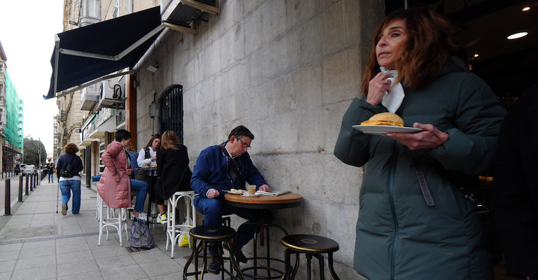 Varias personas disfrutan del desayuno en un local hostelero del centro de Santander. / HARDY