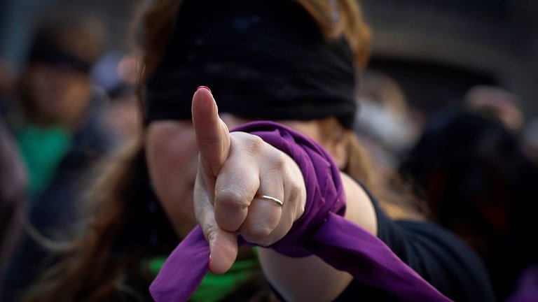 Una mujer en una concentración en Pamplona en contra de la violencia machista. EFE/Villar López/Archivo