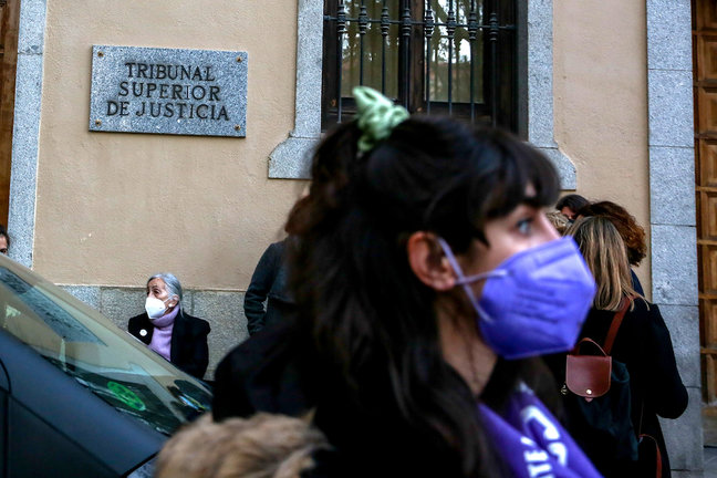 Varias personas de asociaciones feministas, entre ellas el Movimiento Feminista de Madrid se reúnen en las inmediaciones del Tribunal Superior de Justicia de Madrid (TSJM) para esperar la decisión de autorizar o denegar las manifestaciones del 8M, en Madrid (España), a 6 de marzo de 2021. Ricardo Rubio / E. Press