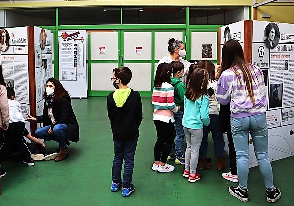 Alumnos del colegio Jesús Cancio de Comillas conociendo la exposición ‘Mujeres Inventoras’. / ALERTA